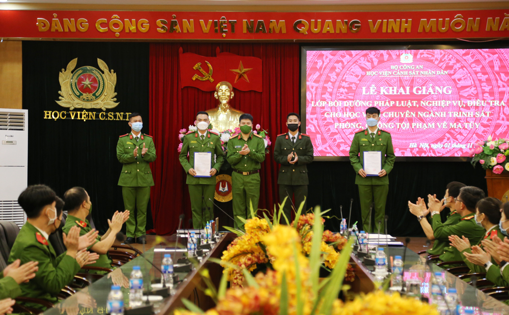 Đại tá, PGS.TS Trần Hồng Quang, Phó Giám đốc Học viện trao Quyết định thành lập lớp học cho Ban cán sự lớp