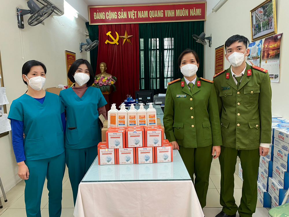 Viện Khoa học Cảnh sát trao tặng khẩu trang y tế và nước sát khuẩn tay cho đội ngũ cán bộ y tế Học viện