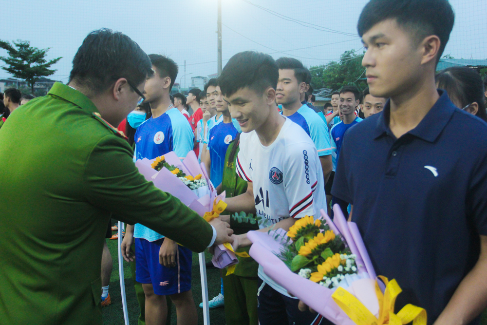 Các đồng chí lãnh đạo Khoa tặng hoa, cờ lưu niệm động viên các đội tuyển tham gia thi đấu.
