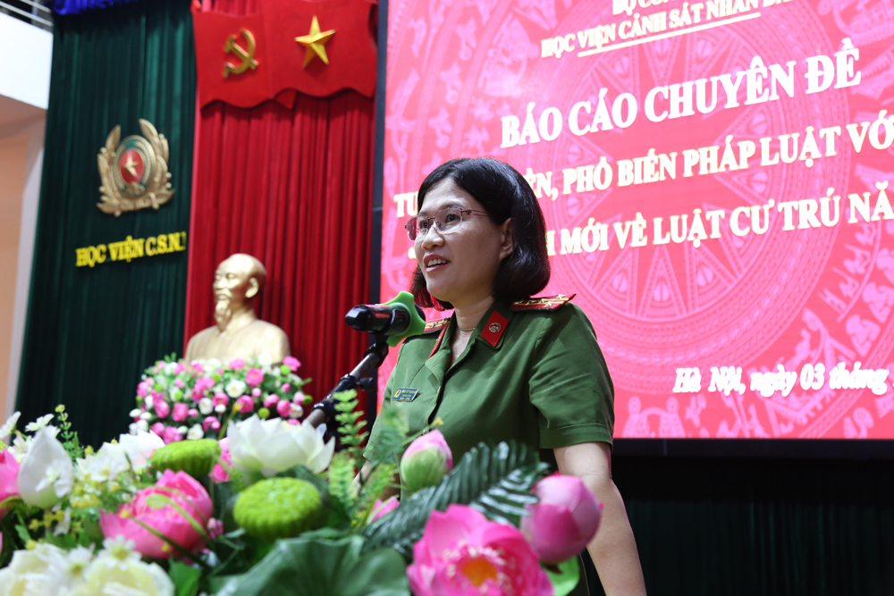 Đại tá, PGS.TS Nguyễn Thị Hoan, Trưởng khoa QLHC về TTXH báo cáo những điểm mới của Luật Cư trú năm 2020