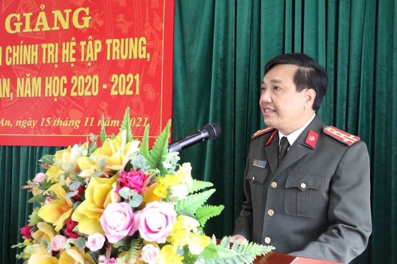 Đại tá Hồ Văn Tứ, Phó Giám đốc Công an tỉnh Nghệ An phát biểu tại lễ khai giảng