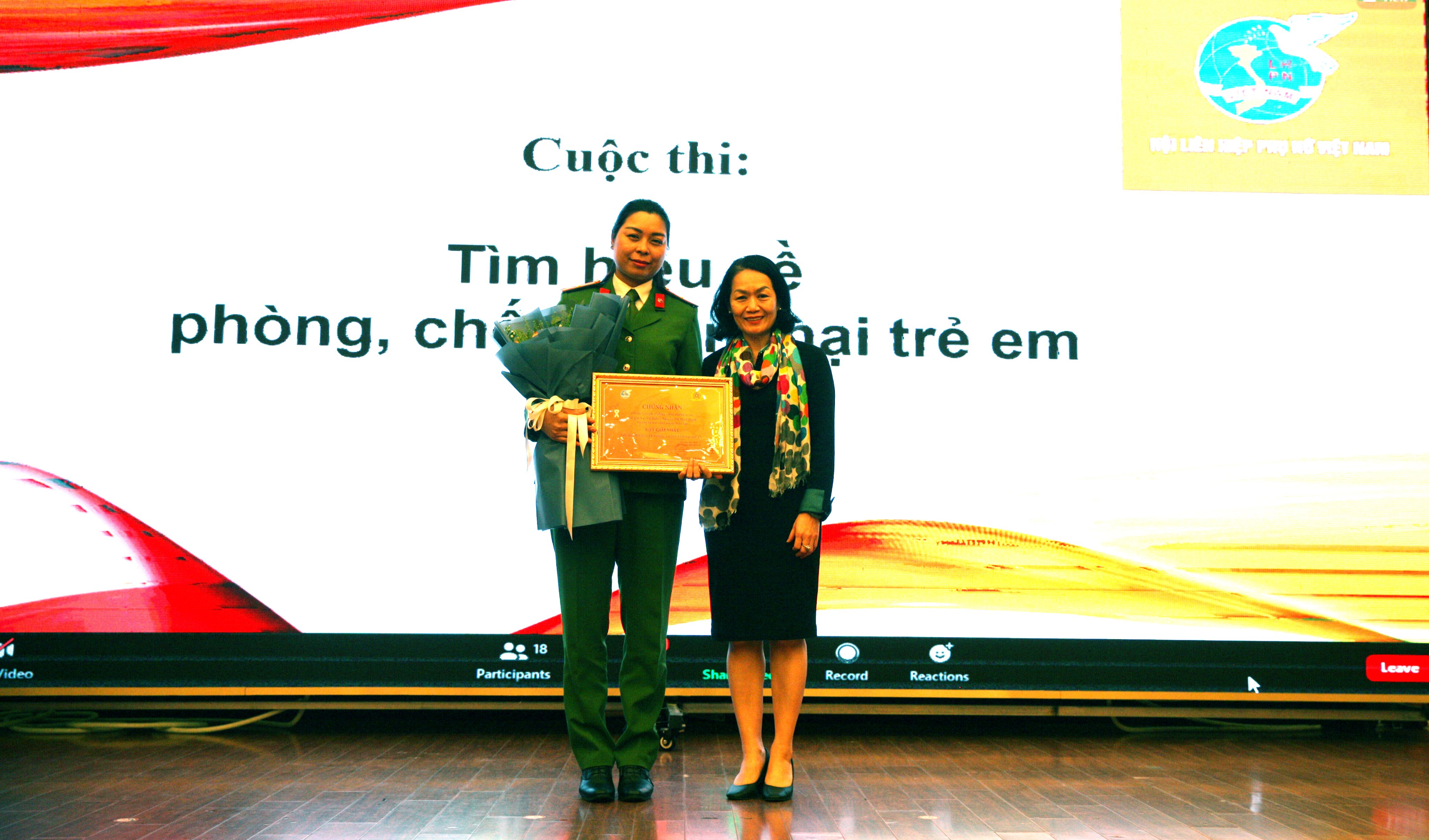 Phó Chủ tịch Thường trực Hội LHPN Việt Nam Bùi Thị Hòa trao giải Nhất cho tác giả Lại Thị Hiền - Học viện CSND