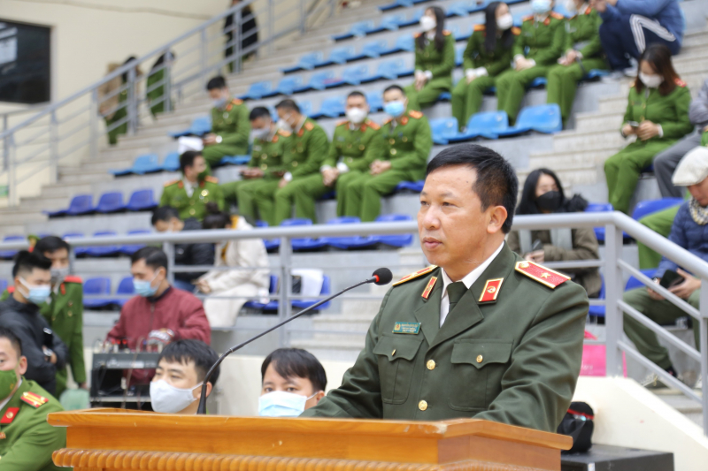 Thiếu tướng Nguyễn Công Bẩy, Phó Cục trưởng Cục Công tác Đảng và công tác chính trị động viên Đoàn trước khi lên đường.