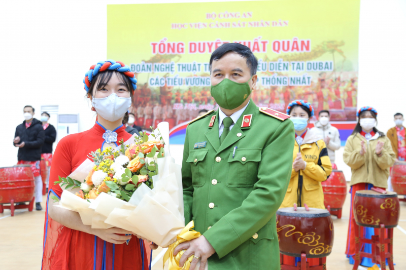 Thiếu tướng Nguyễn Đắc Hoan, Phó Giám đốc Học viện CSND tặng hoa đại diện Đoàn tại buổi tổng duyệt
