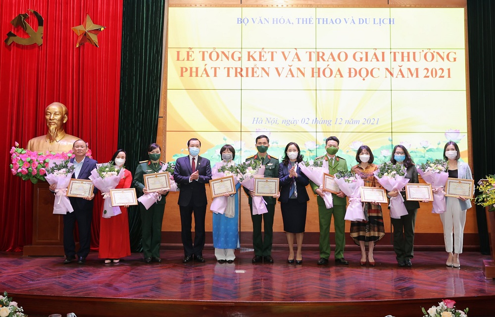 Đại diện Học viện CSND nhận Giải thưởng Phát triển văn hoá đọc