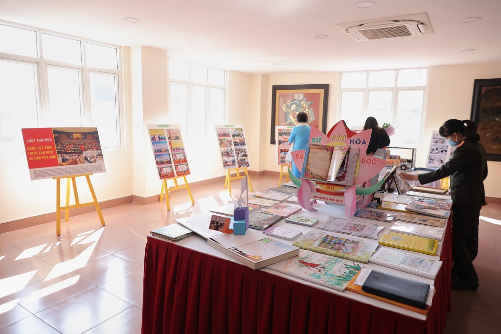 Trong khuôn khổ Lễ tổng kết và trao giải, Ban Tổ chức trưng bày, triển lãm một số hình ảnh hoạt động khuyến đọc của tổ chức, cá nhân có đóng góp cho phát triển văn hóa đọc và sản phẩm của các thí sinh đạt giải tại cuộc thi Đại sứ văn hóa đọc năm 2021.