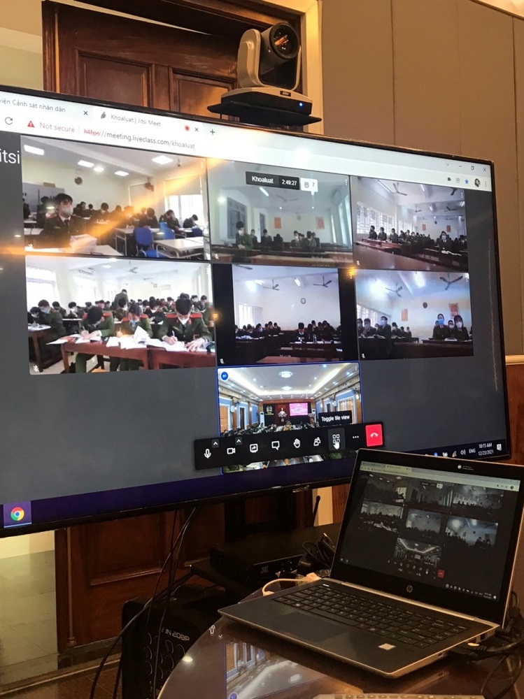Sinh viên theo dõi Hội thảo qua phần mềm kết nối trực tuyến meeting
