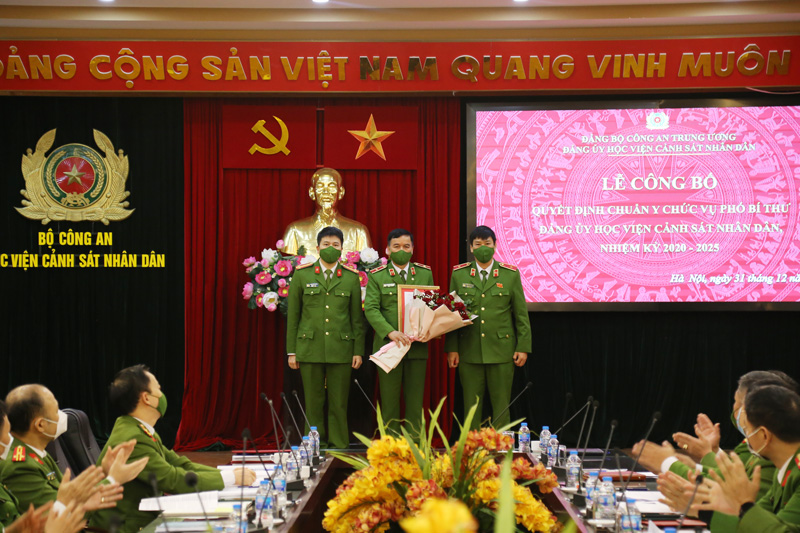 Các đồng chí trong Ban Thường vụ, Ban Giám đốc Học viện chúc mừng Thiếu tướng Nguyễn Đắc Hoan