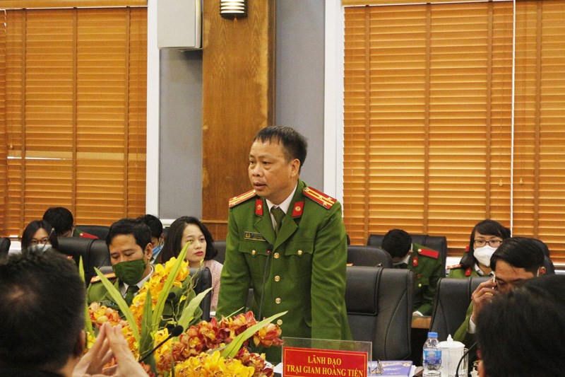 Thượng tá Vũ Ngọc Quyển, Phó Giám thị Trại giam Hoàng Tiến trình bày tham luận tại Hội thảo