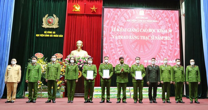 Thiếu tướng, GS.TS Trần Minh Hưởng, Giám đốc Học viện trao quyết định thành lập lớp cho Ban cán sự lớp học