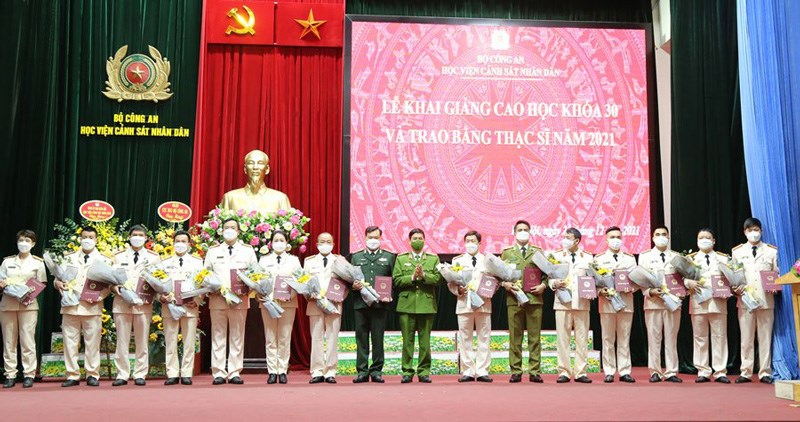 Thiếu tướng, GS.TS Trần Minh Hưởng, Giám đốc Học viện trao bằng cho các tân Thạc sĩ