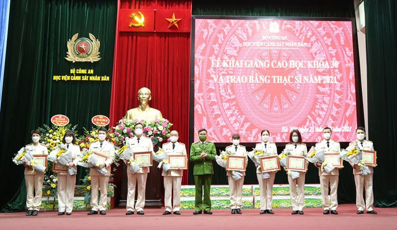 Thiếu tướng, GS.TS Nguyễn Đắc Hoan, Phó Giám đốc Học viện trao Giấy khen cho các học viên có nhiều thành tích trong quá trình học tập