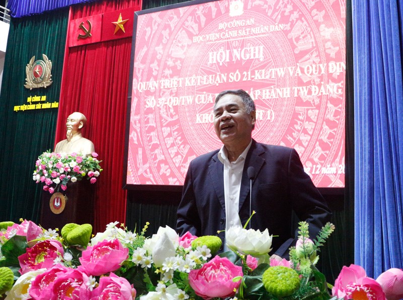 PGS.TS Nguyễn Viết Thông, nguyên Tổng thư ký Hội đồng lý luận Trung ương báo cáo tại Hội nghị