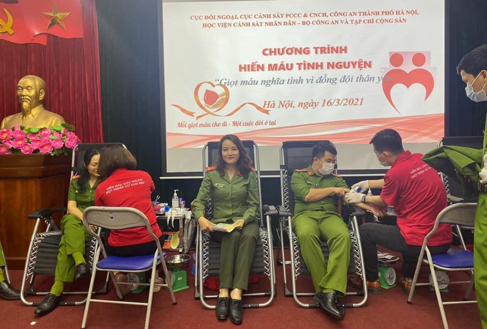 Cán bộ, chiến sĩ 4 đơn vị tham gia hiến máu tình nguyện.