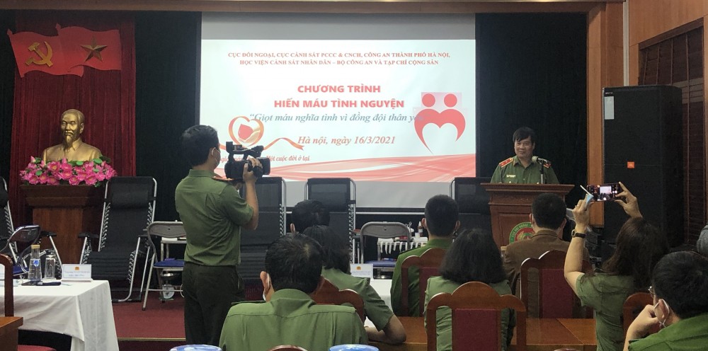 Trung tướng Nguyễn Thanh Sơn, Cục trưởng Cục Đối ngoại phát động Chương trình hiến máu tình nguyện “Giọt máu nghĩa tình vì đồng đội thân yêu”.