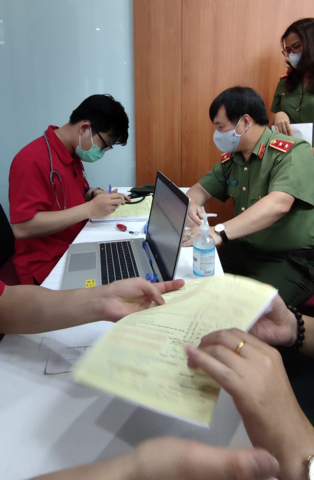 Trung tướng Nguyễn Thanh Sơn, Cục trưởng Cục Đối ngoại tham gia hiến máu tình nguyện.