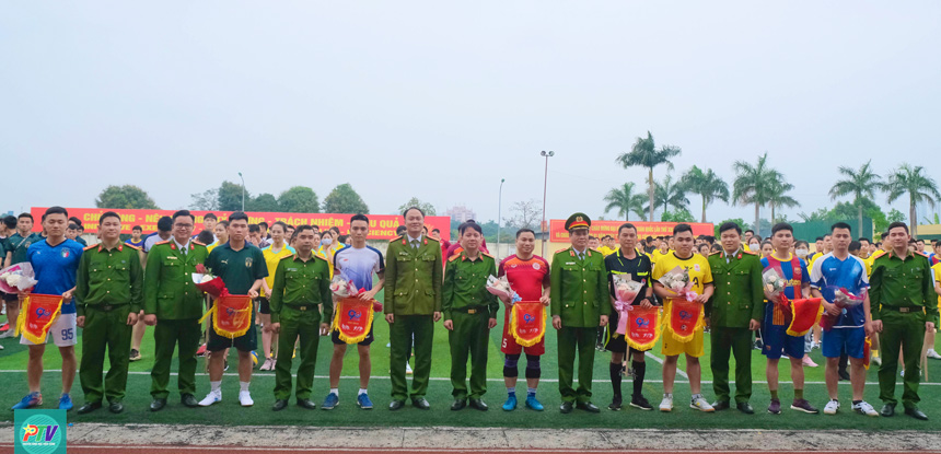Thiếu tướng, PGS.TS Trần Thành Hưng, Phó Giám đốc Học viện cùng đại diện lãnh đạo các đơn vị chụp ảnh lưu niệm với các đội tham gia thi đấu tại Hội thao