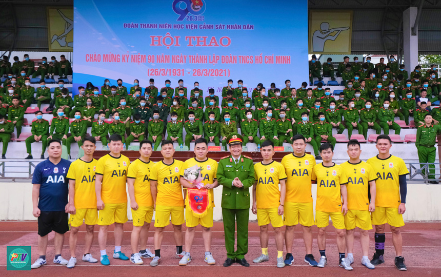 Thiếu tướng, PGS.TS Trần Thành Hưng, Phó Giám đốc Học viện chụp ảnh lưu niệm với các đội tham gia thi đấu tại Hội thao