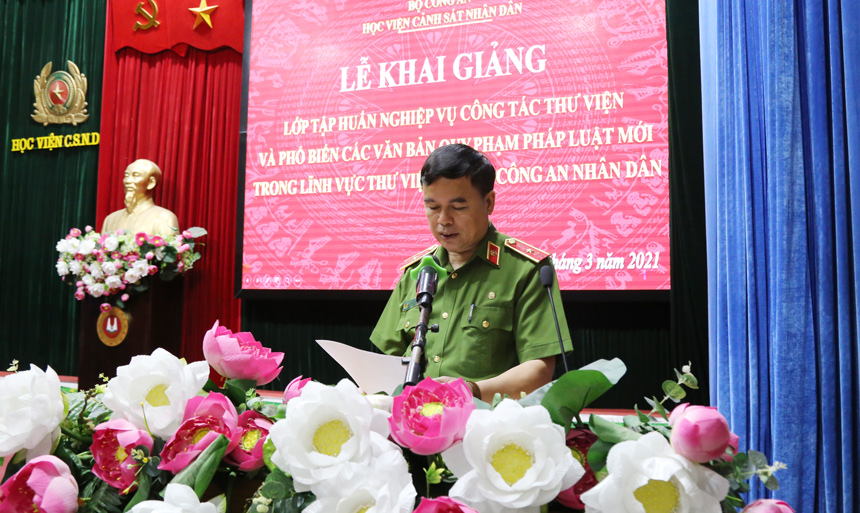 Thiếu tướng, GS. TS Nguyễn Đắc Hoan, Phó Giám đốc Học viện phát biểu tại lễ khai giảng