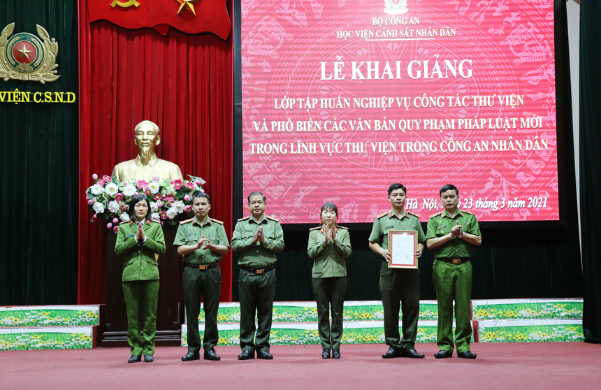 Thiếu tướng, GS. TS Nguyễn Đắc Hoan, Phó Giám đốc Học viện trao Quyết định thành lập lớp tập huấn cho Ban cán sự lớp học