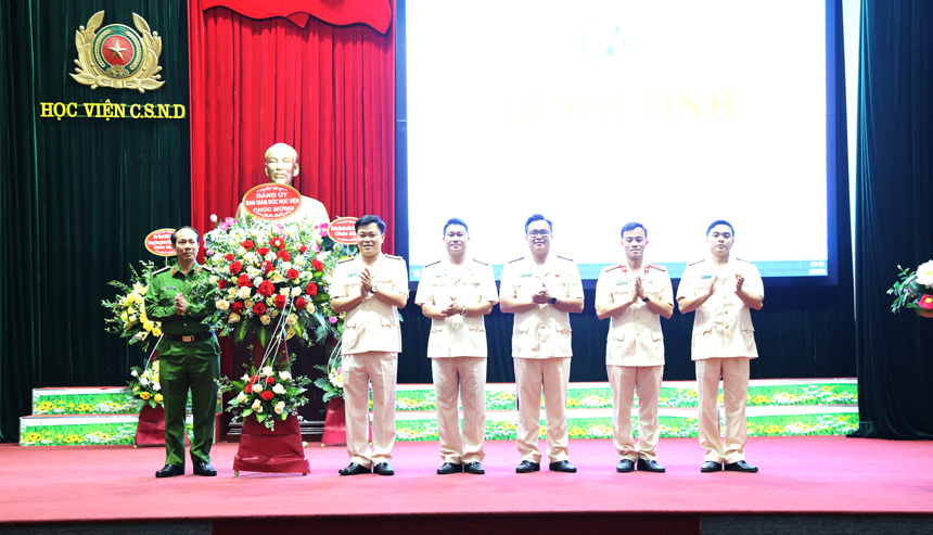 Đại diện Đảng ủy, Ban Giám đốc Học viện tặng hoa chúc mừng Đoàn Thanh niên Học viện CSND nhân Ngày thành lập ĐTNCS Hồ Chí Minh