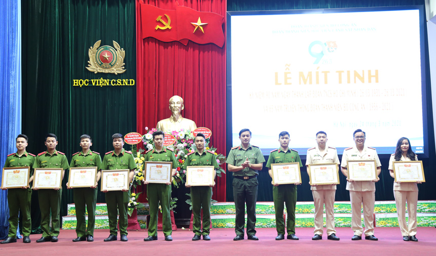 Thiếu tá Trần Trọng Nguyên, Phó Bí thư Đoàn thanh niên Bộ Công an trao Bằng khen của Đoàn Thanh niên Bộ Công an cho tập thể, cá nhân có thành tích xuất sắc trong công tác đoàn và phong trào thanh niên năm học 2019 - 2020