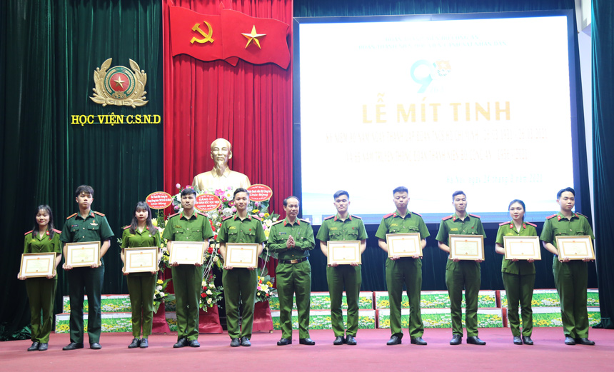 Đại tá, PGS. TS Trần Quang Huyên, Phó Giám đốc Học viện trao Giấy khen của Giám đốc Học viện cho các cá nhân có thành tích xuất sắc trong công tác đoàn và phong trào thanh niên
