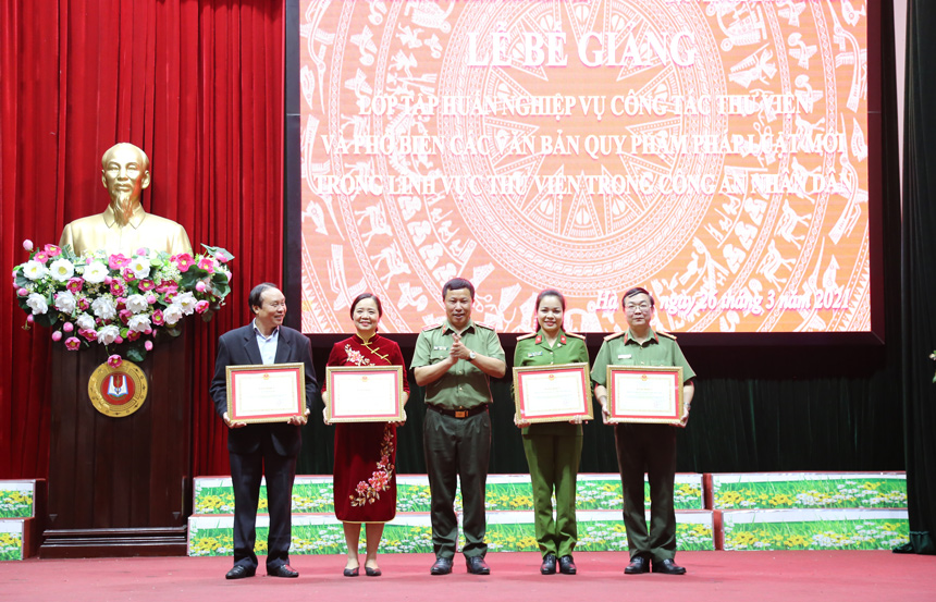 Thiếu tướng Nguyễn Công Bảy, Phó Cục trưởng Cục Công tác đảng và công tác chính trị, Bộ Công an trao Bằng khen của Lãnh đạo Bộ Công an cho các đơn vị và cá nhân có thành tích xuất sắc trong công tác tổ chức khóa tập huấn