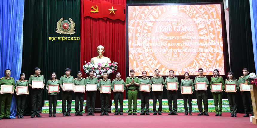 Thiếu tướng, GS. TS Trần Minh Hưởng, Giám đốc Học viện CSND trao giấy khen của Giám đốc Học viện cho các học viên có thành tích xuất sắc