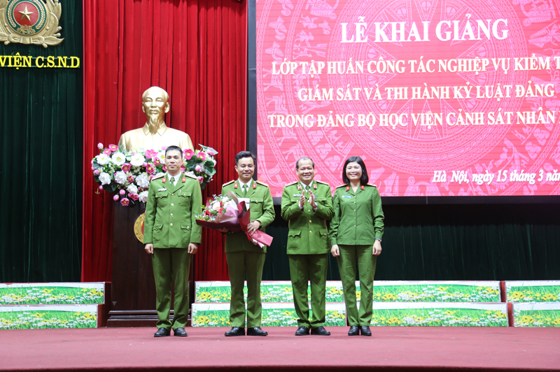 Thiếu tướng, PGS.TS Trần Thành Hưng, Phó Giám đốc Học viện trao Quyết định thành lập lớp tập huấn cho Ban cán sự lớp học