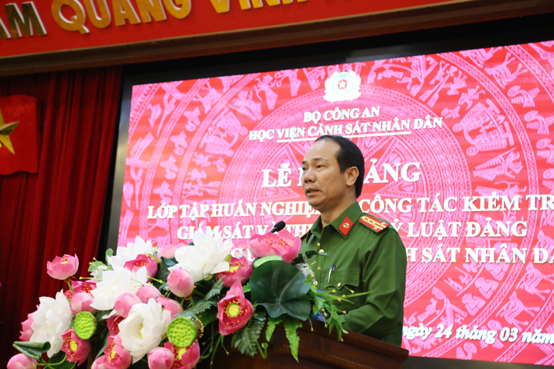Đại tá, PGS.TS Trần Quang Huyên, Phó Giám đốc Học viện phát biểu tại lễ bế giảng