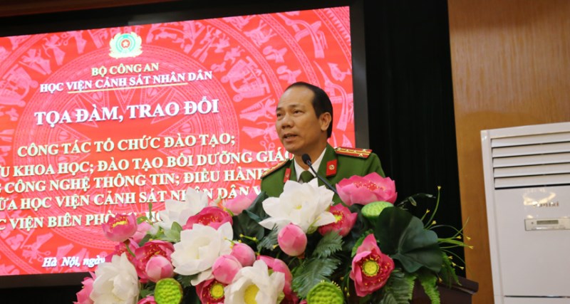 Đại tá, PGS. TS Trần Quang Huyên, Phó Giám đốc Học viện CSND phát biểu chào mừng đoàn công tác