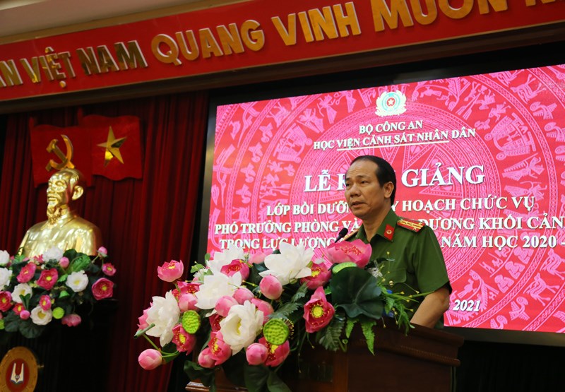 Đại tá, PGS.TS Trần Quang Huyên, Phó Giám đốc Học viện tuyên bố khai giảng lớp bồi dưỡng