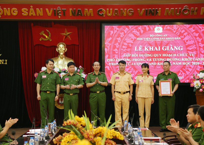 Đại tá, PGS.TS Trần Quang Huyên trao Quyết định thành lập lớp học cho Ban cán sự lớp