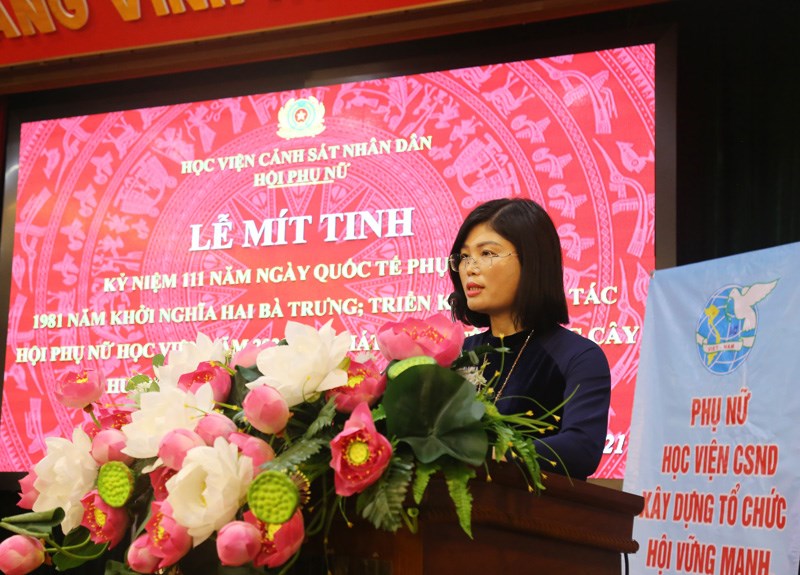 Thượng tá Hà Thị Hồng Lan - Phó Chủ tịch Hội Phụ nữ Học viện báo cáo công tác Hội, phong trào Phụ nữ năm 2021