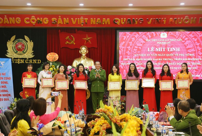 Đại diện Ban Giám đốc Học viện trao tặng Bằng khen, Giấy khen cho các tập thể, cá nhân đạt thành tích xuất sắc trong xây dựng phong trào Hội Phụ nữ