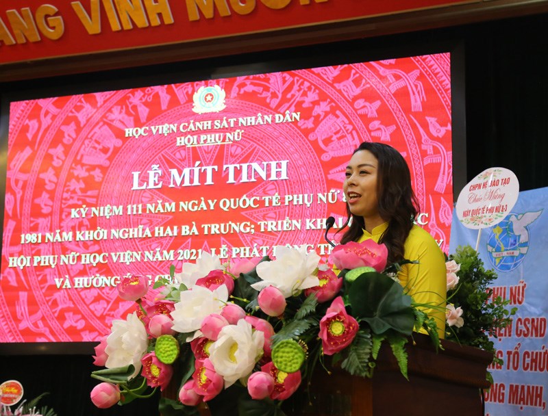 Đại úy Lại Thị Hiền - Chủ tịch Hội Phụ nữ Học viện phát biểu đáp từ và phát động hưởng ứng phong trào “Tết trồng cây”