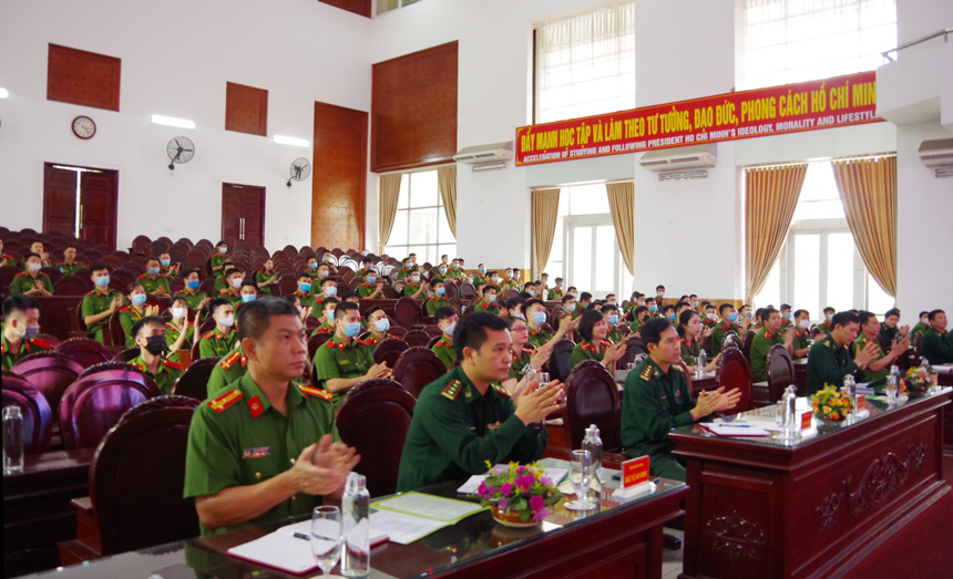 Đại tá Lê Khả Đài, Phó Chủ nhiệm Chính trị Học viện Biên phòng giới thiệu khái quát về Học viện Biên phòng