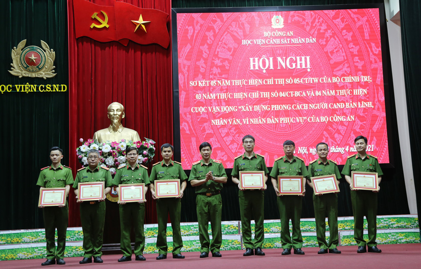 Thiếu tướng, GS. TS Trần Minh Hưởng, Giám đốc Học viện trao giấy khen cho các cá nhân có thành tích xuất sắc trong việc thực hiện các Chỉ thị và Cuộc vận động tại Học viện