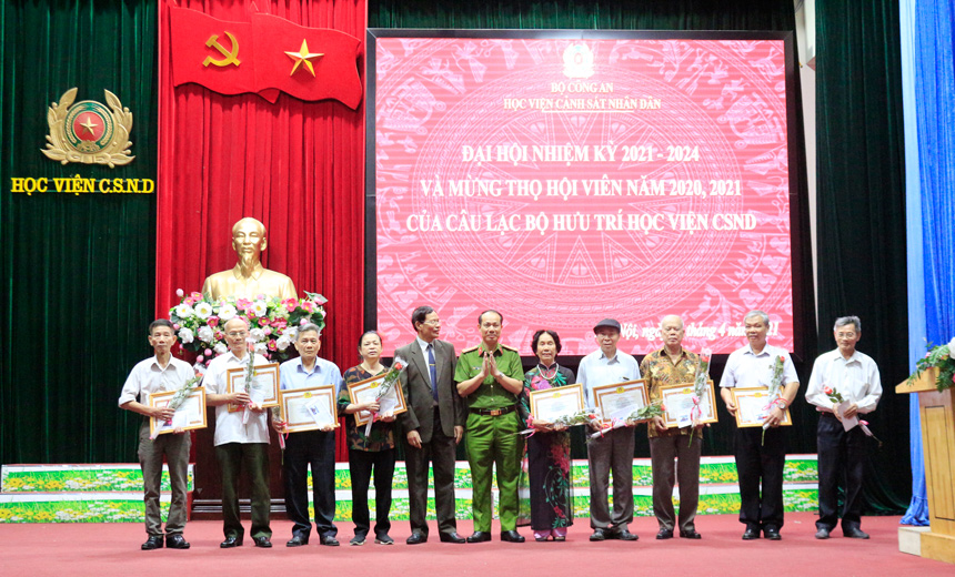 Đại tá, PGS. TS Trần Quang Huyên và Thiếu tướng Nguyễn Trung Thành, Chủ nhiệm CLB tặng hoa, quà mừng thọ cho các đồng chí 70, 75, 80, 85 tuổi.