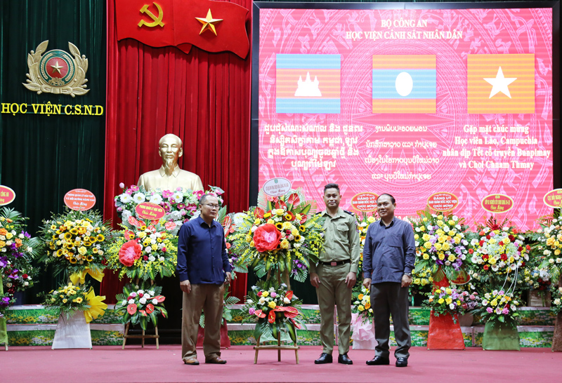 Thượng tá Sắc Đa Xay Nhạ Sông Kham, Phó Trưởng Cơ quan đại diện Bộ An ninh nước CHDCND Lào tại Việt Nam chúc mừng học viên Lào và Campuchia