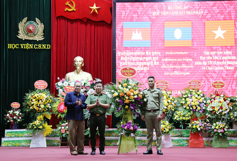 Đại diện lãnh đạo Cục Đào tạo, Bộ Công an chúc mừng các học viên Lào, Campuchia nhân dịp tết cổ truyền