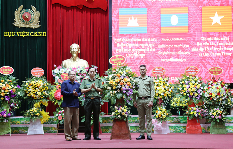 Đại diện Cục Đối ngoại, Bộ Công an chúc mừng các học viên Lào, Campuchia nhân dịp tết cổ truyền