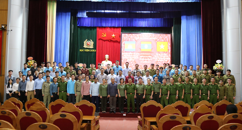 Các đại biểu và học viên Lào, Campuchia chụp ảnh lưu niệm