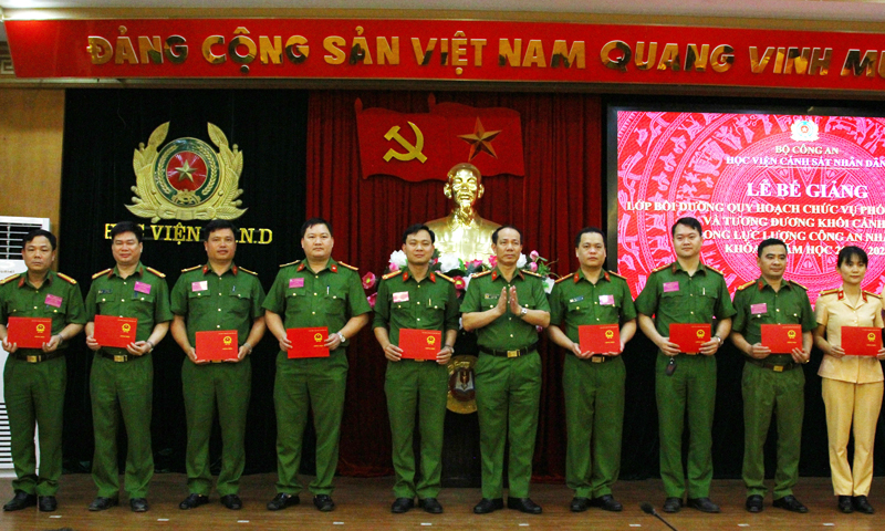 Đại tá, PGS.TS Trần Quang Huyên, Phó Giám đốc Học viện trao chứng nhận hoàn thành lớp bồi dưỡng cho các học viên