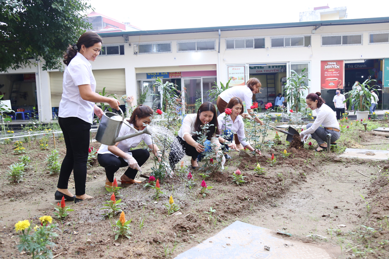 Hội viên Chi hội phụ nữ Phòng Hậu cần tham gia trồng và chăm sóc vườn hoa