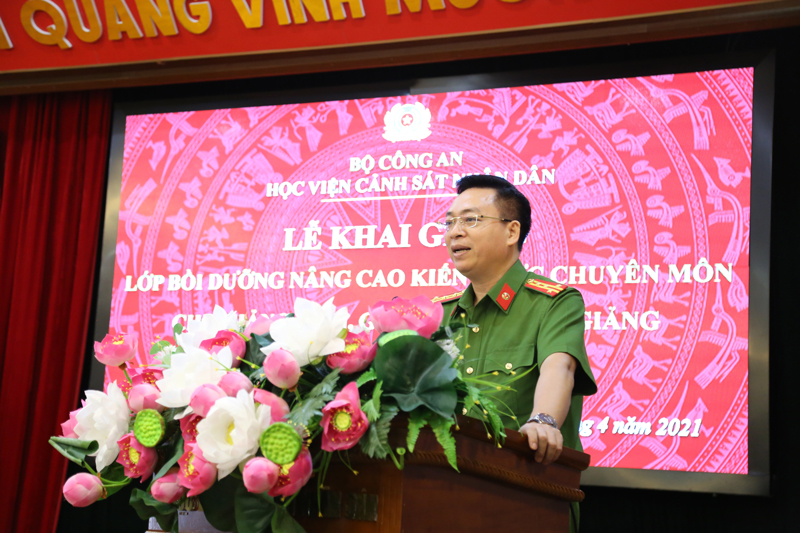 Đại tá, TS Nguyễn Đăng Sáu, Phó Giám đốc Học viện phát biểu tại lễ khai giảng lớp học