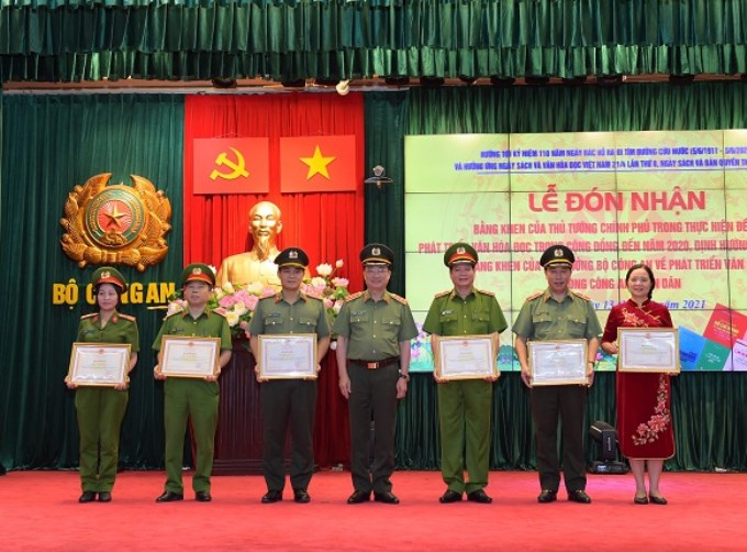 Thứ trưởng Nguyễn Văn Thành trao Bằng khen của Bộ Công an tặng các tập thể, cá nhân.