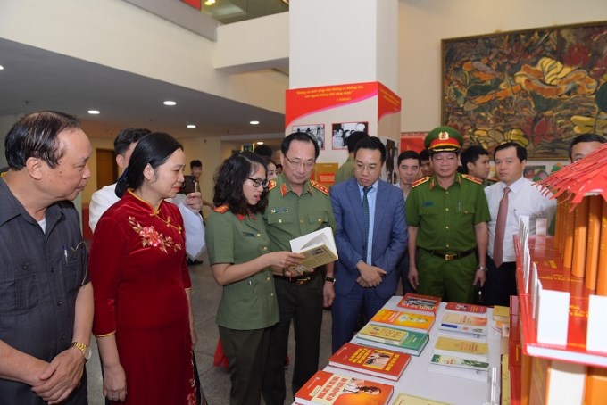 Thứ trưởng Nguyễn Văn Thành cùng các đại biểu tham quan Triển lãm sách.