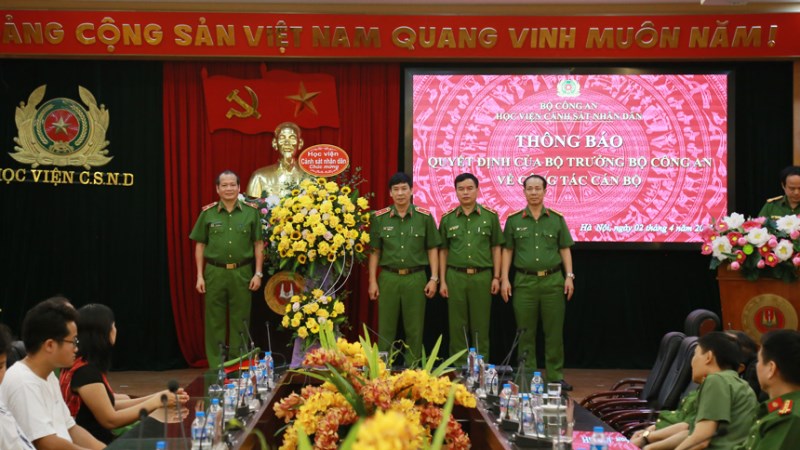 Tập thể Ban Giám đốc Học viện tặng hoa chúc mừng Thiếu tướng, PGS.TS Trần Thành Hưng